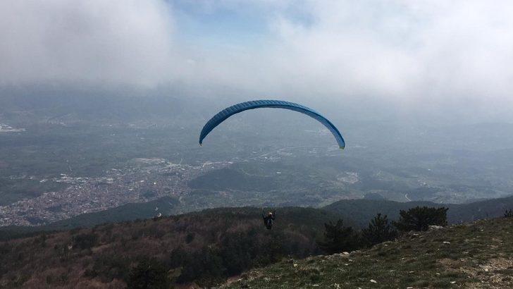 Yamaç paraşütü ile bayraklı 23 Nisan kutlaması G1