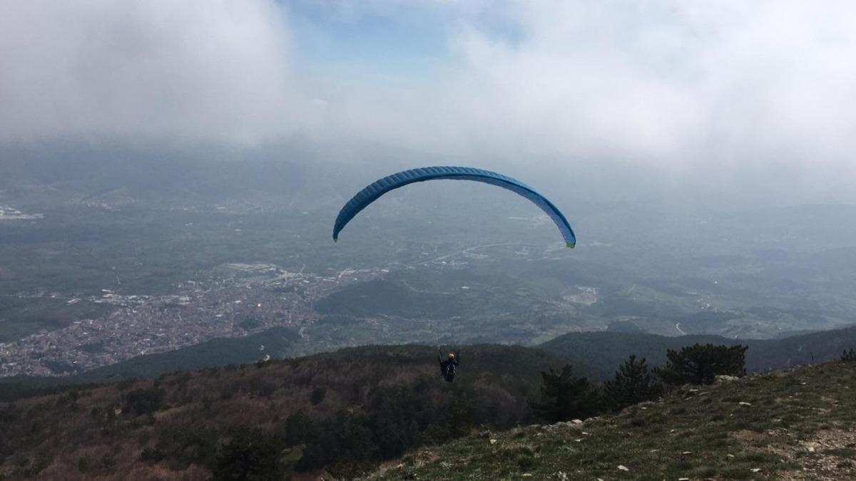 Yama&ccedil; paraş&uuml;t&uuml; ile bayraklı 23 Nisan kutlaması