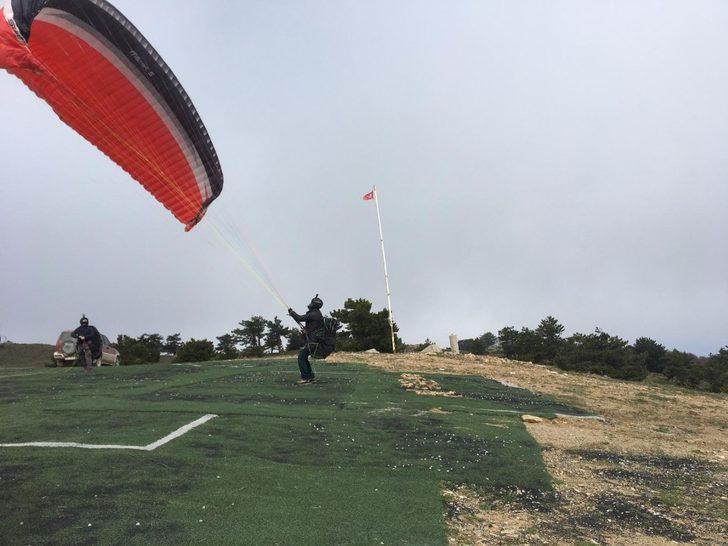 Yamaç paraşütü ile bayraklı 23 Nisan kutlaması G2