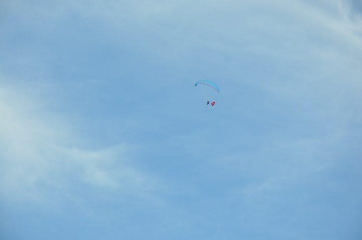 Yamaç paraşütü ile bayraklı 23 Nisan kutlaması G3