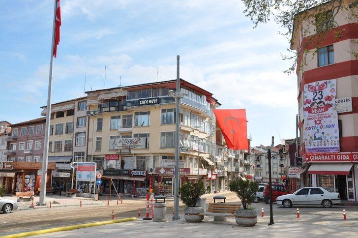 Yamaç paraşütü ile bayraklı 23 Nisan kutlaması G4