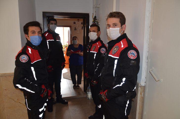 Amasya'da emekli öğretmenin Türk bayrağı isteği yerine getirildi G1