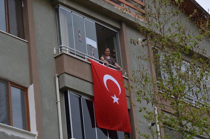 Amasya'da emekli öğretmenin Türk bayrağı isteği yerine getirildi G4