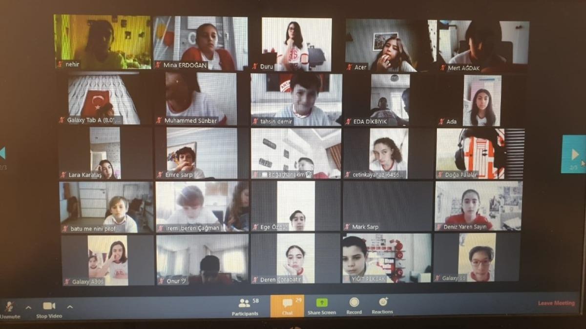 Başkan B&ouml;cek şampiyon y&uuml;z&uuml;c&uuml;lerle video konferansla buluştu