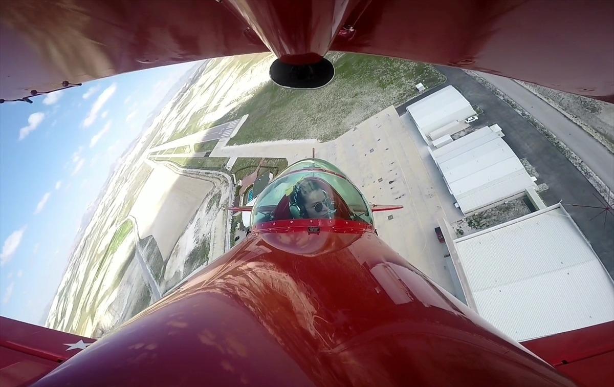 Kadın akrobasi pilotu 23 Nisan'da &ccedil;ocuklar i&ccedil;in havalandı