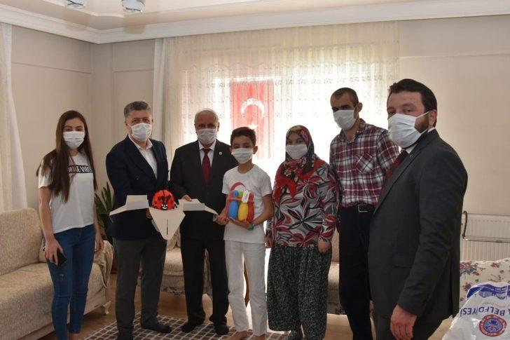 Milletvekili Özkan çocukların gününü sürprizlerle kutladı G2