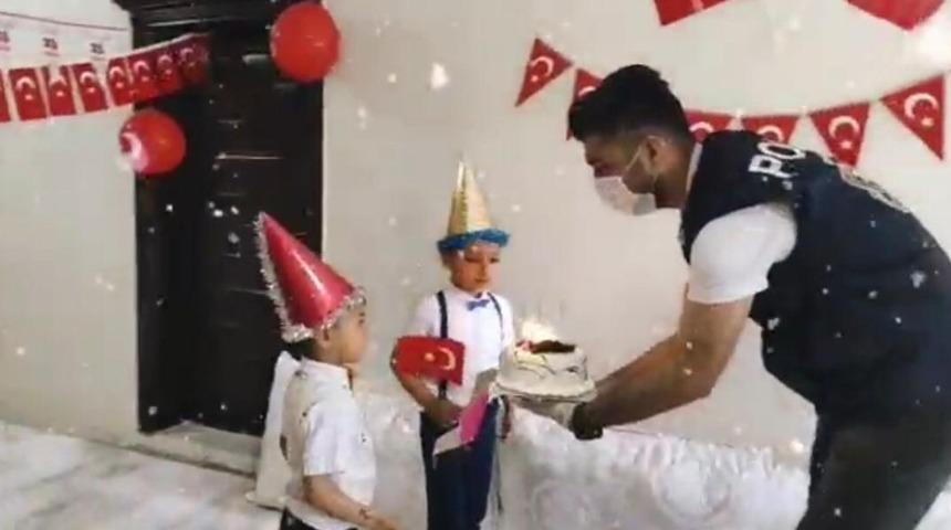 Derik polisinden 23 Nisanda doğan &ccedil;ocuklara s&uuml;rpriz doğum g&uuml;n&uuml; kutlaması