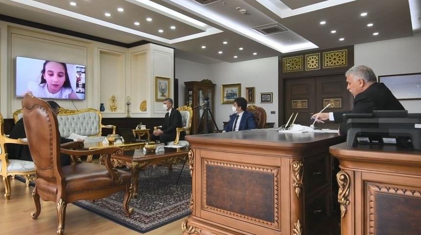 Vali&rsquo;den 23 Nisan&rsquo;da doğan 11 &ccedil;ocuğa doğum g&uuml;n&uuml; s&uuml;rprizi