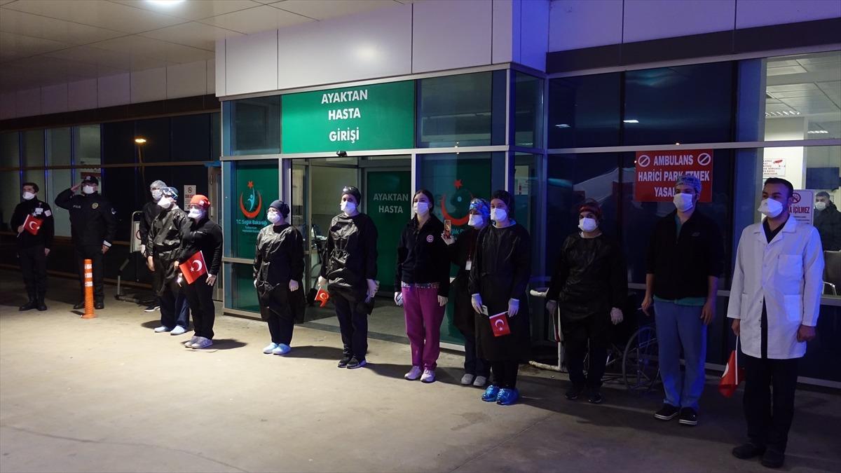 Trakya'da vatandaşlar 23 Nisan'da İstiklal Marşı'nı balkonlarında okudu