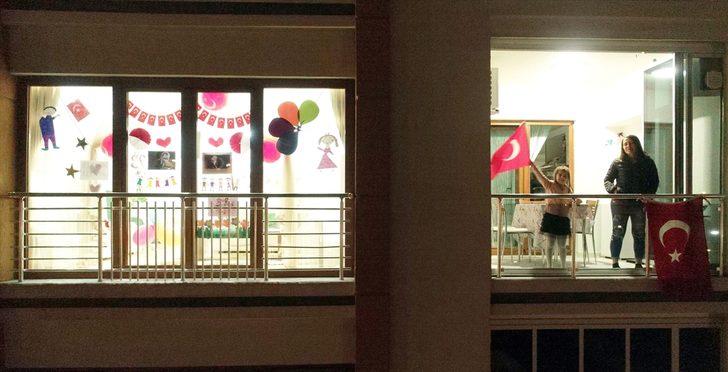 Cumhurbaşkanı Erdoğan paylaştı! Saat 21.00'de balkonlardan İstiklal Marşı okundu G1