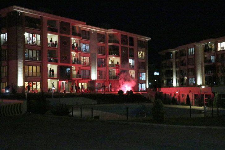 Cumhurbaşkanı Erdoğan paylaştı! Saat 21.00'de balkonlardan İstiklal Marşı okundu G3