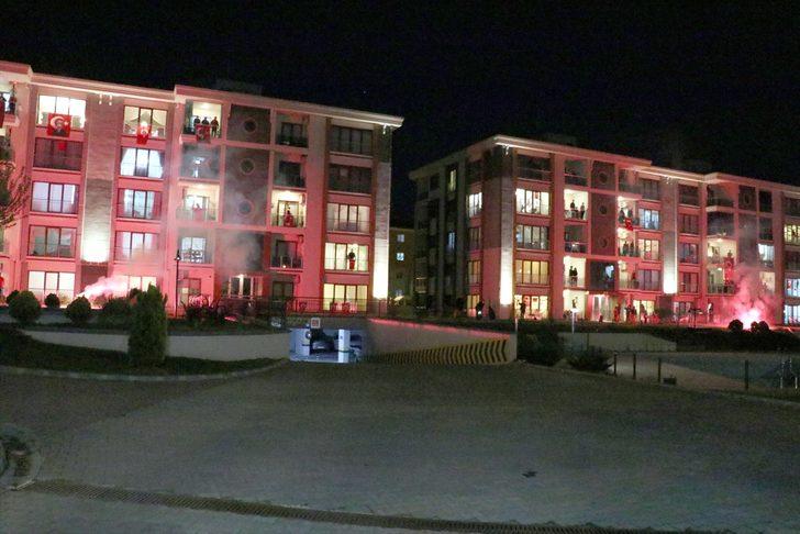 Cumhurbaşkanı Erdoğan paylaştı! Saat 21.00'de balkonlardan İstiklal Marşı okundu G4