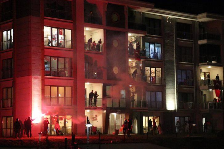 Cumhurbaşkanı Erdoğan paylaştı! Saat 21.00'de balkonlardan İstiklal Marşı okundu G5