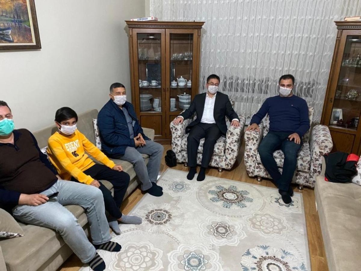 Başsavcı D&ouml;nmez, izolasyondaki memurun oğluna c&uuml;bbe giydirip bayramını kutladı