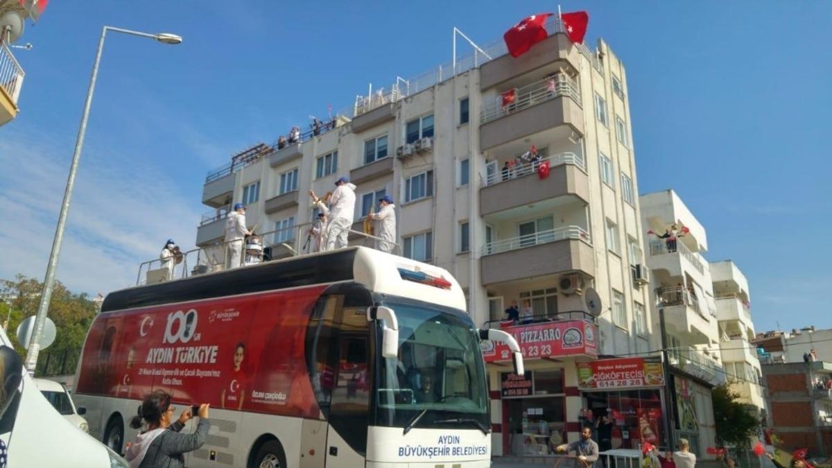 B&uuml;y&uuml;kşehir Belediye Bandosu, Kuşadası&rsquo;nı coşturdu