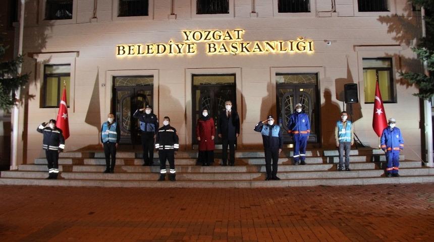 Yozgat Belediye Başkanı K&ouml;se ve belediye &ccedil;alışanları İstiklal Marşı&rsquo;nı okudu