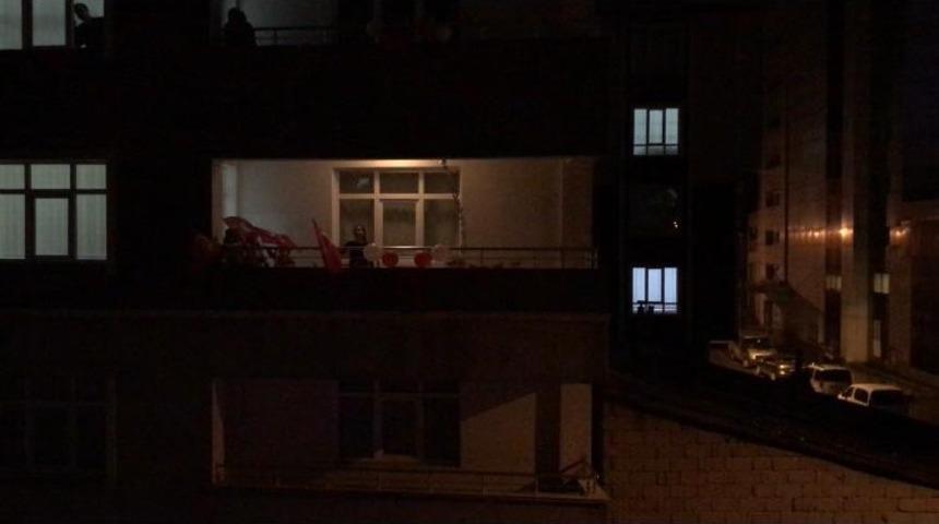 Ağrılılar balkonlara çıkarak İstiklal Marşı’nı okudu