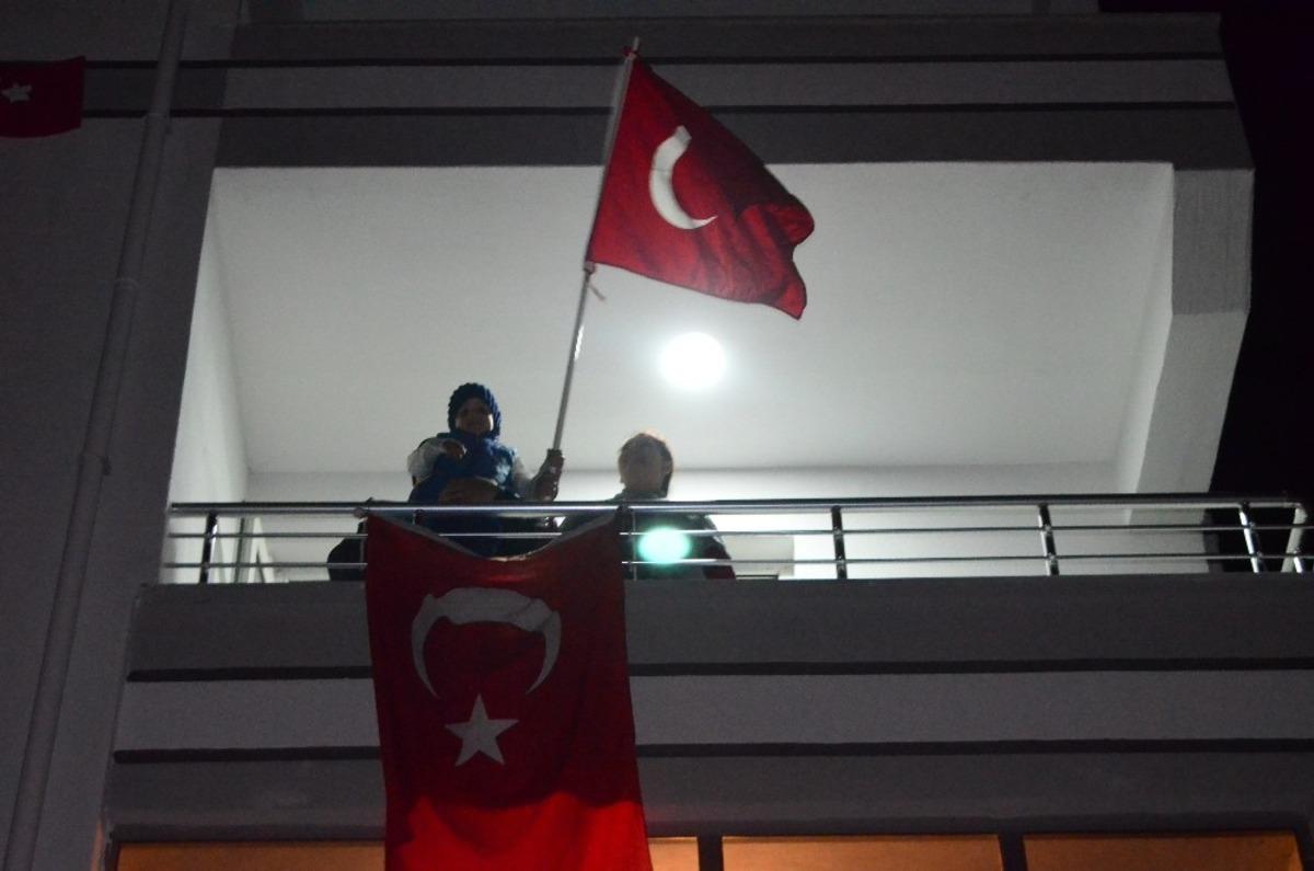 L&uuml;leburgazlılar balkonlara akın etti