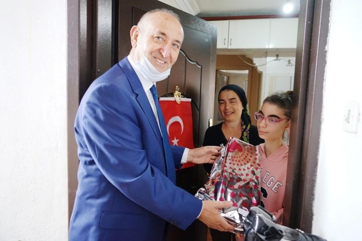 &Ouml;ğretmenleri minikleri evlerinde ziyaret etti