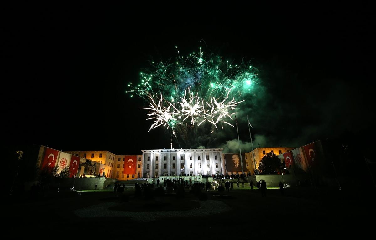 TBMM&rsquo;de 23 Nisan kutlamaları: Havai fişek g&ouml;sterisi d&uuml;zenlendi