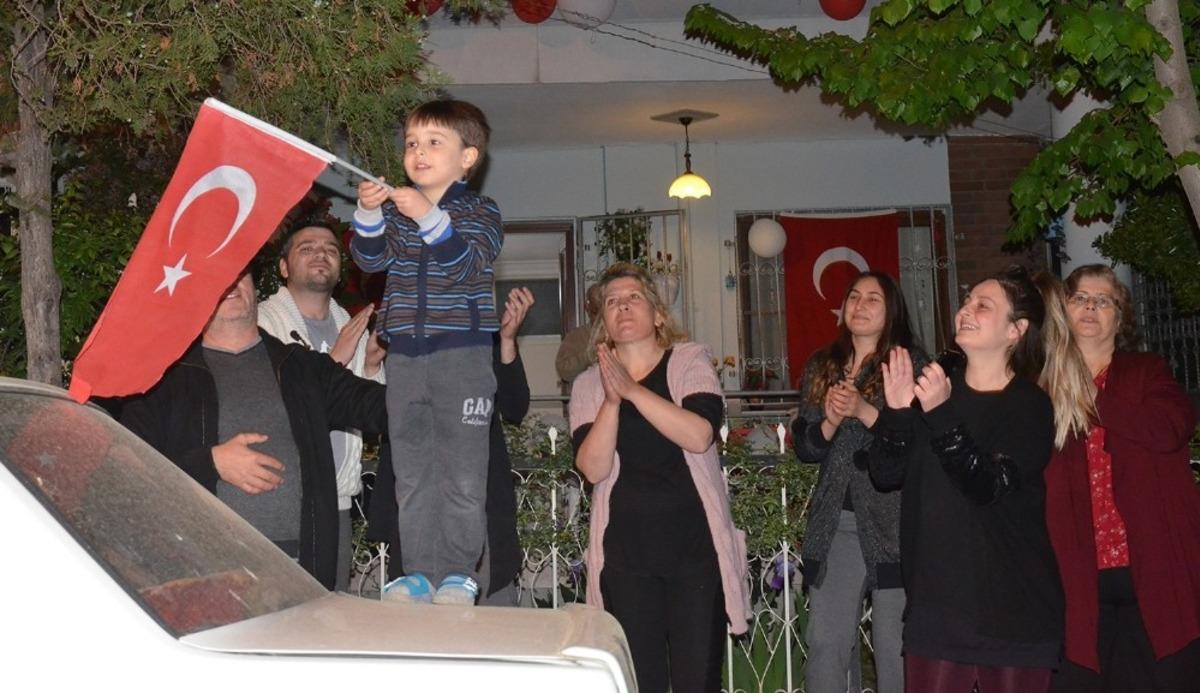 Turgutlu tek y&uuml;rek oldu, İstiklal Marşı&rsquo;nı s&ouml;yledi