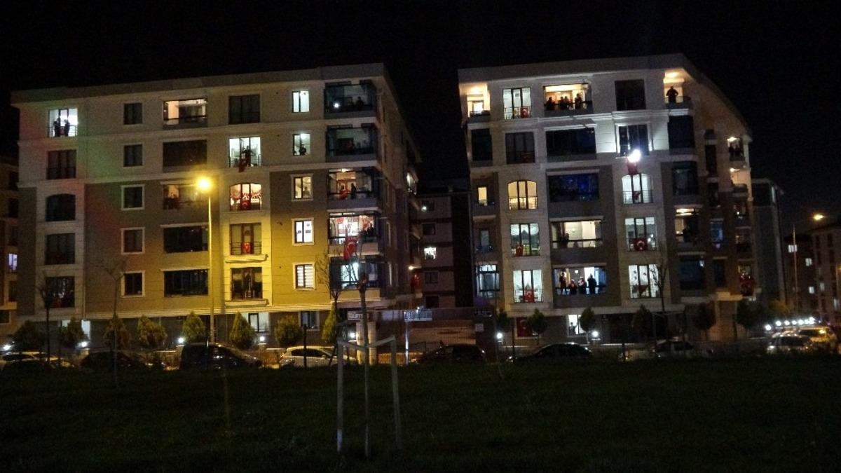 &Ccedil;orlulular 23 Nisan coşkusunu balkonlarında yaşadı
