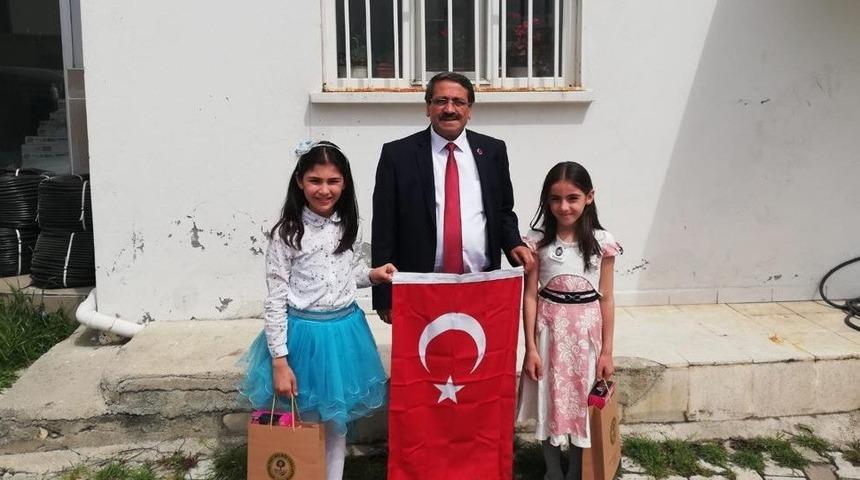 Başkan Kılı&ccedil;, &ccedil;ocuklara hediye verdi