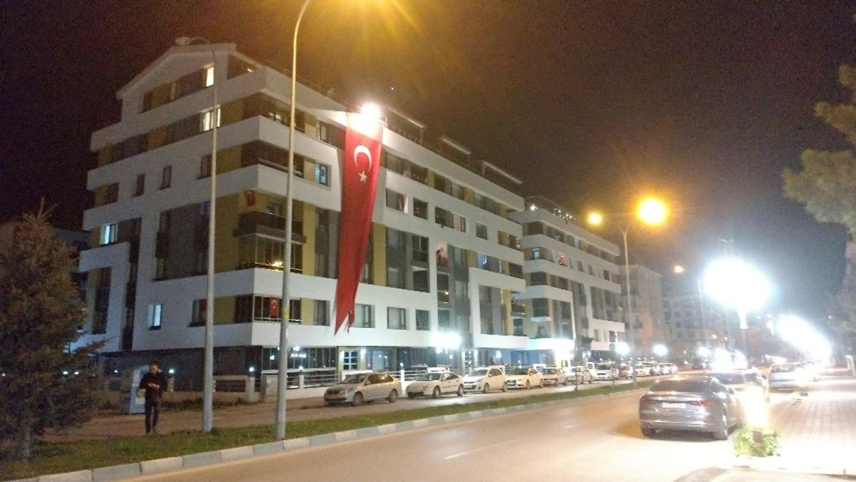 Bayrakları astılar, hep bir ağızdan İstiklal Marşı&rsquo;nı okudular