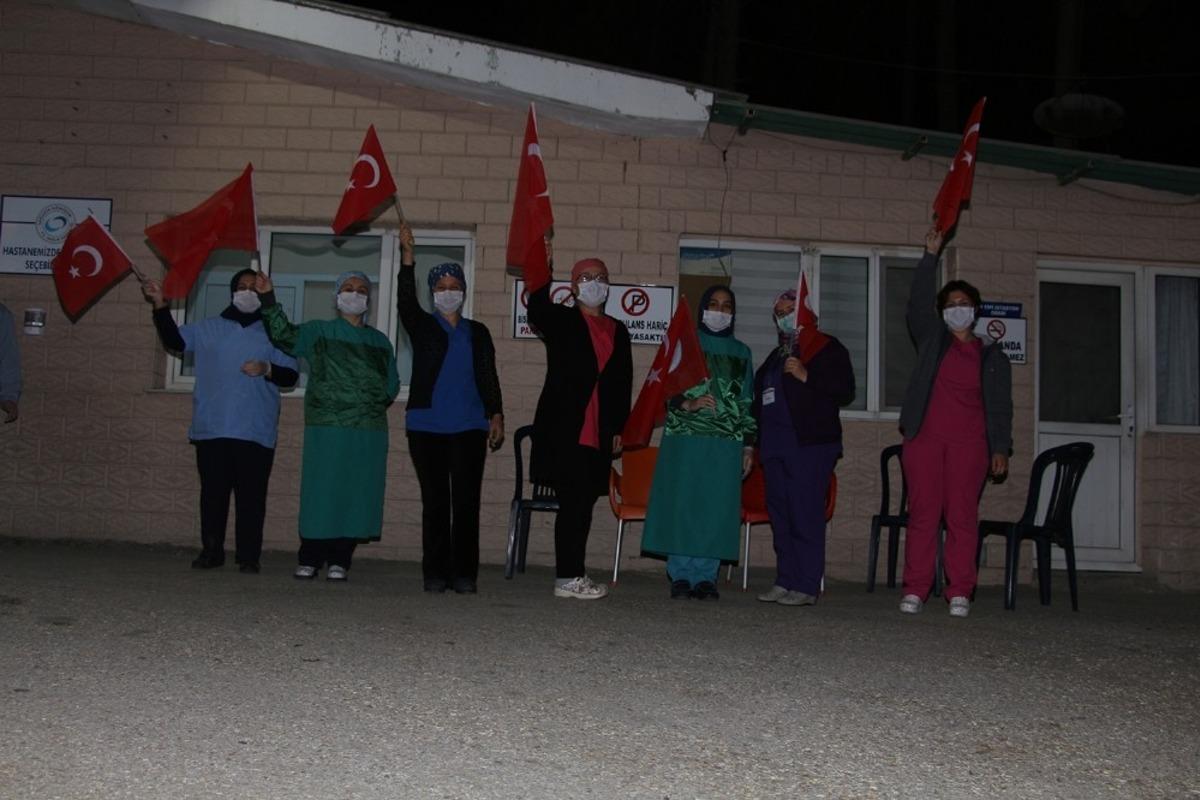 Sağlık&ccedil;ılar tam kadro İstiklal Marşı&rsquo;nı okudu