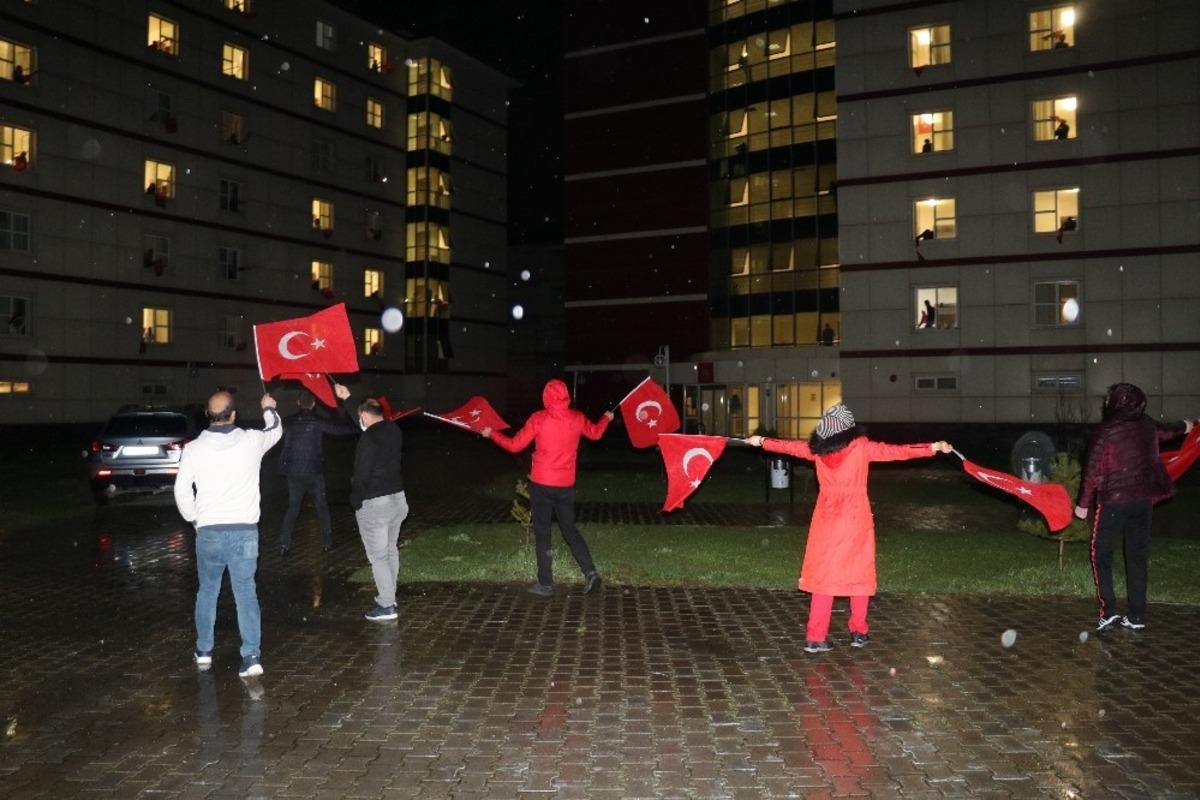 Ağrı&rsquo;da karantinaya alınan vatandaşlar İstiklal Marşı&rsquo;nı okudu