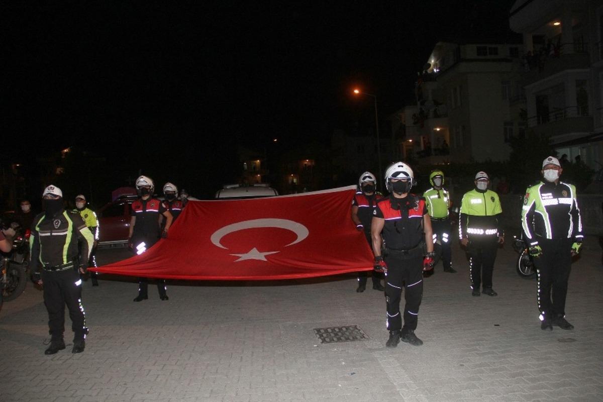 Fethiye&rsquo;de polisler sokakta, vatandaşlar balkonda İstiklal Marşı okudu