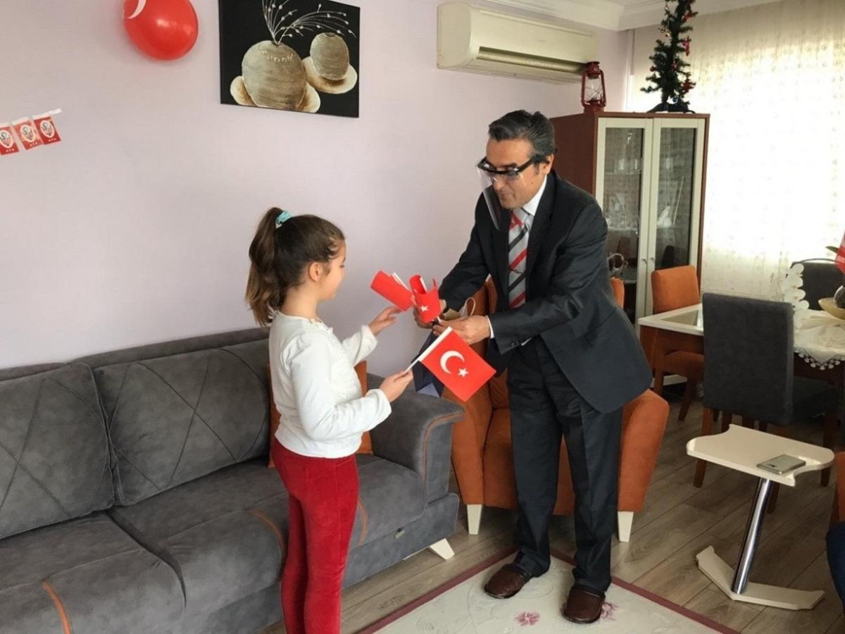 Kaymakam Y&uuml;cel minik &ouml;ğrencileri evlerinde ziyaret etti