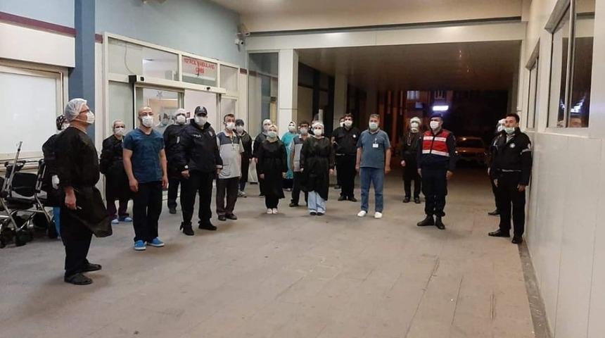 Sağlık &ccedil;alışanları ve polis istiklal Marşı&rsquo;nı birlikte okudu