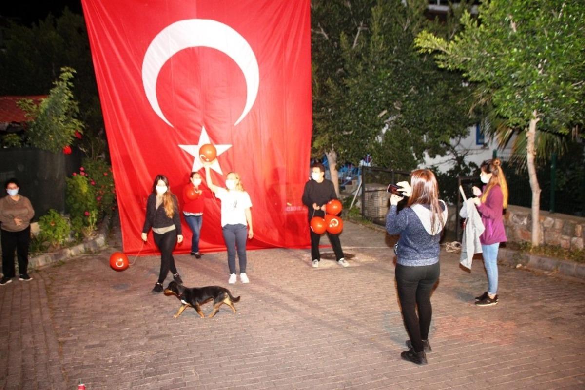 Bodrum&rsquo;da vatandaşlar balkonlara sığmadı sokaklara taştı