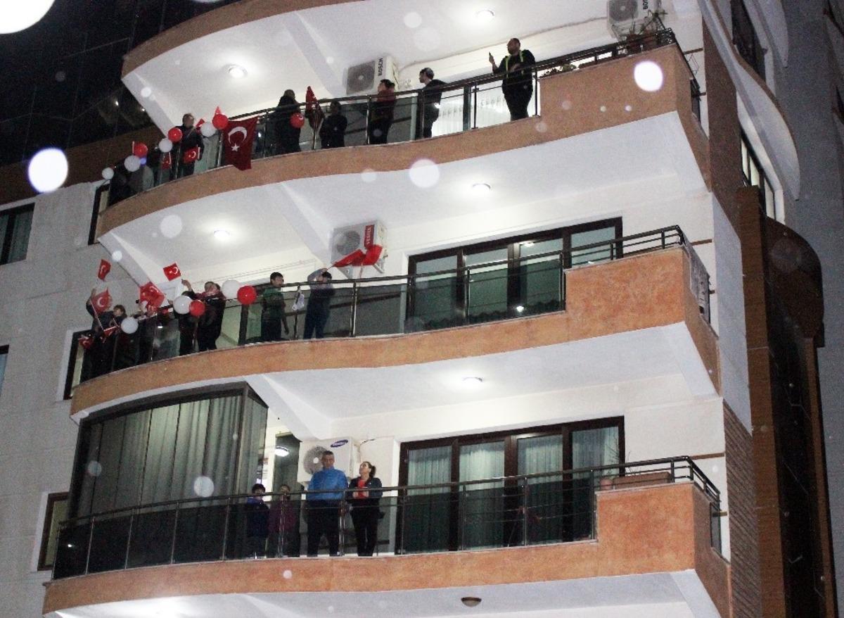 Hatay&rsquo;da balkonlarda 23 Nisan coşkusu