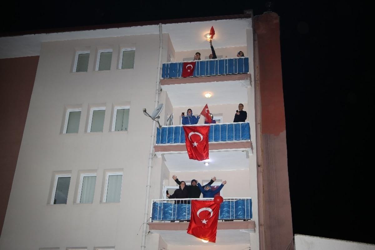 Polisten havai fişekli kutlama