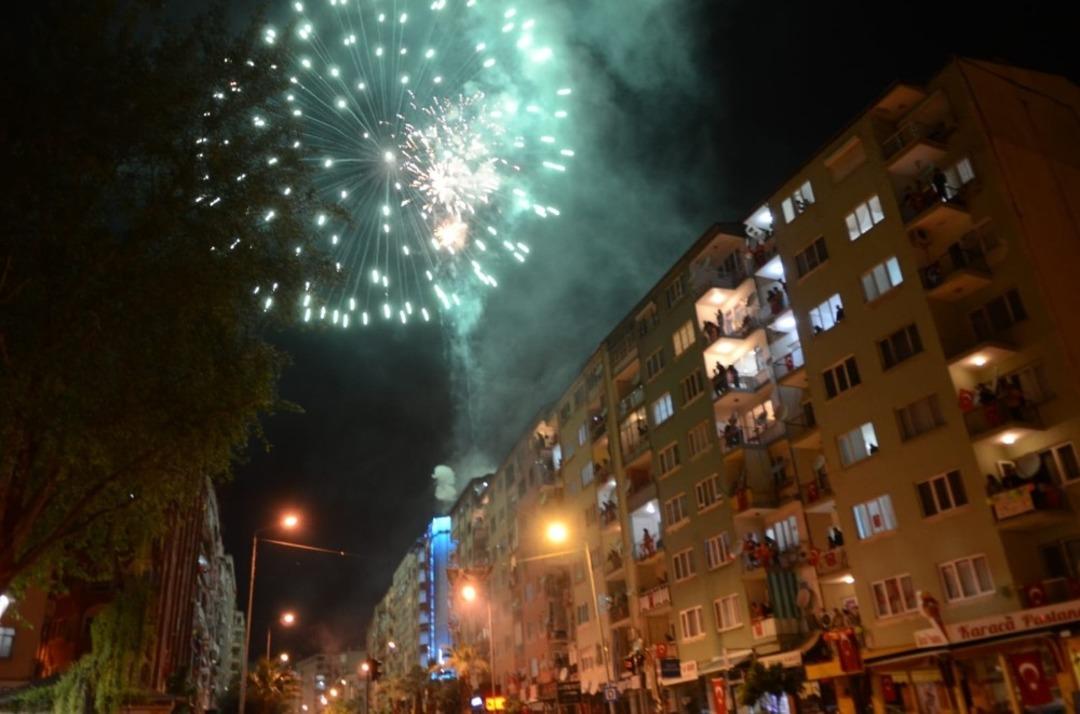 Pamukkale&rsquo;de 23 Nisan coşkusu akşam olduğunda doruğa ulaştı