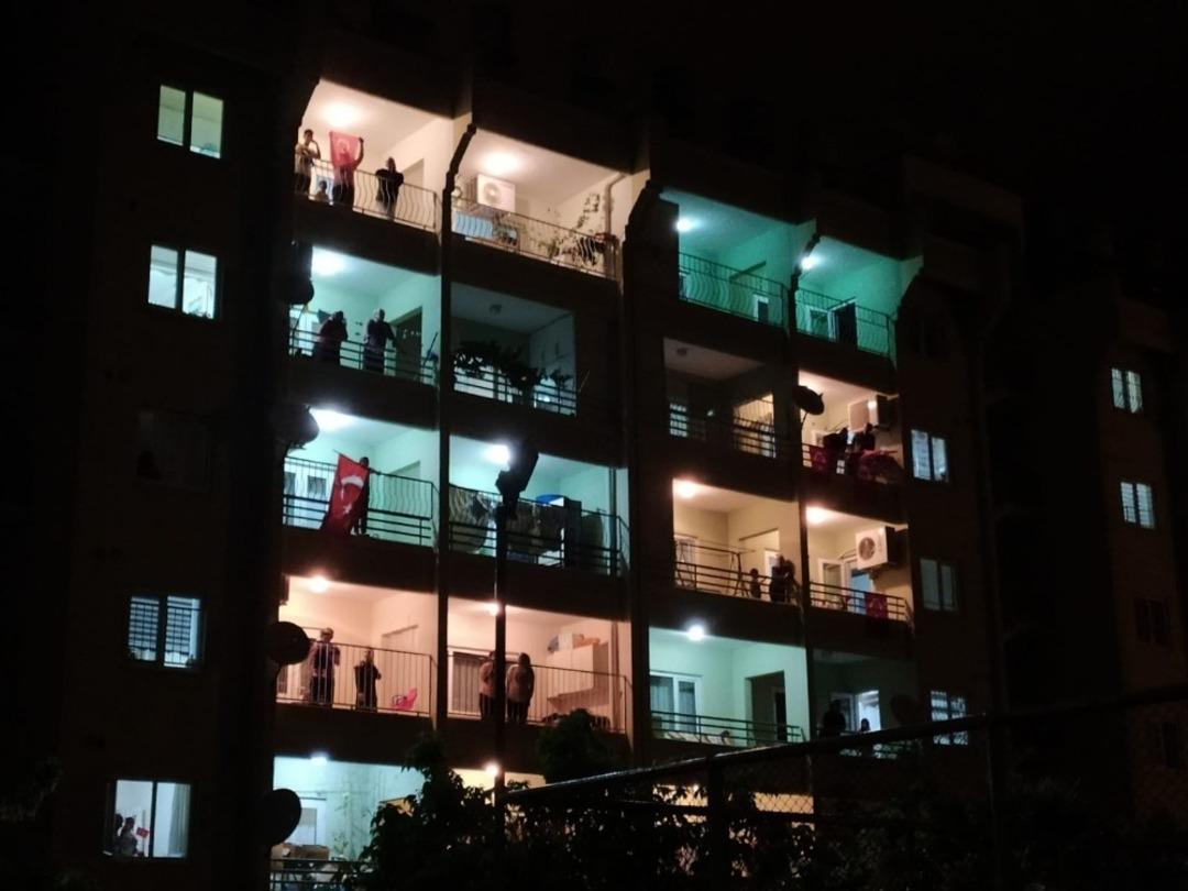 Reyhanlı&rsquo;da 23 Nisan balkonlardan coşkuyla kutlandı