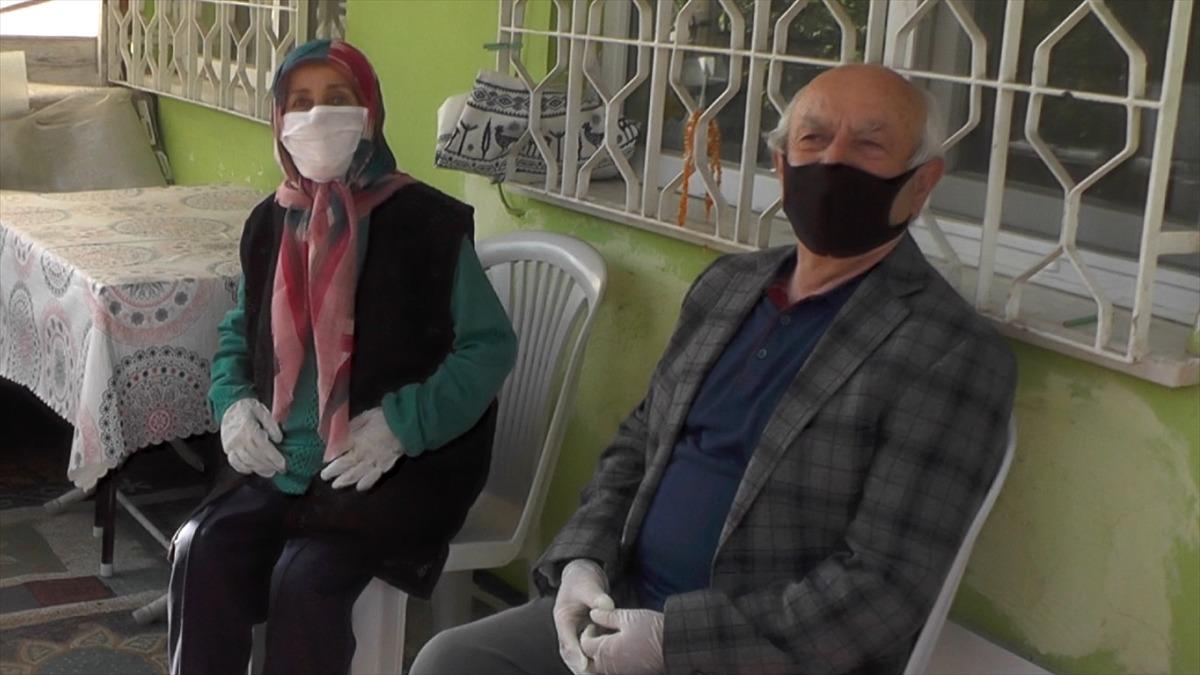 Evlerinden &ccedil;ıkamayan &ccedil;ifte Vefa Grubu'ndan s&uuml;rpriz evlilik yıl d&ouml;n&uuml;m&uuml; kutlaması