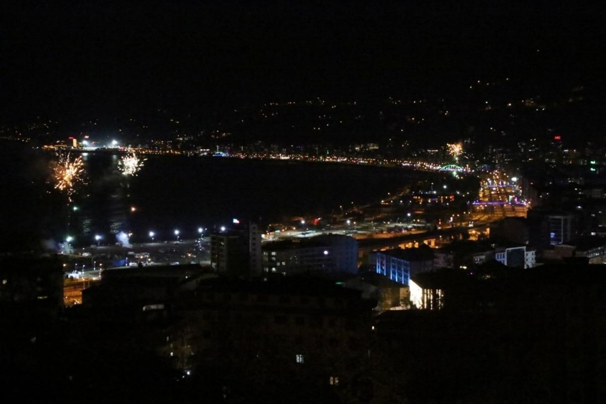 Rize tek y&uuml;rek oldu, balkonlarda İstiklal Marşı&rsquo;nı okundu