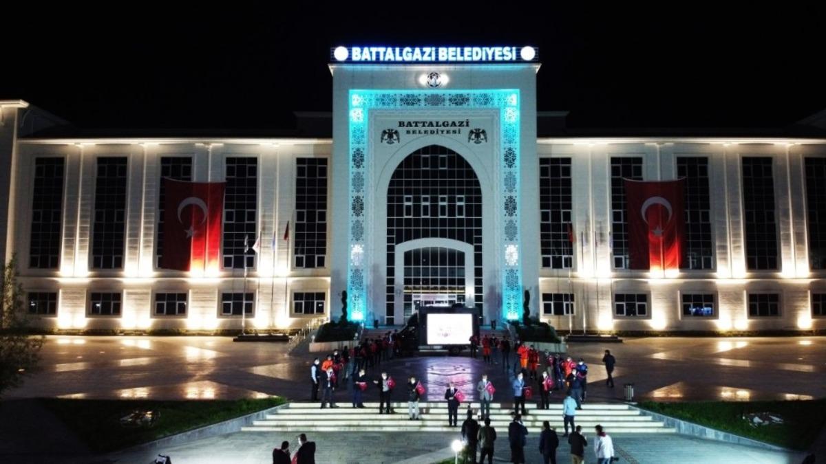 Battalgazi Belediyesi &ouml;n&uuml;nde İstiklal Marşı coşkusu