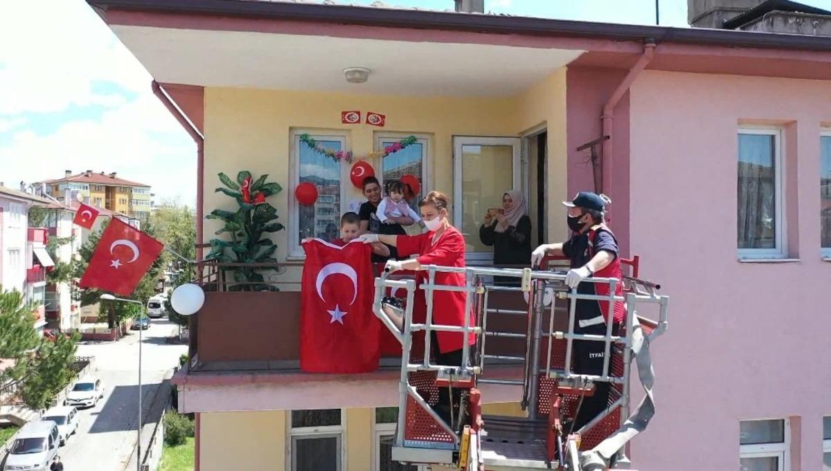 Belediye başkanı itfaiye merdiveniyle &ccedil;ocuklara hediye verdi