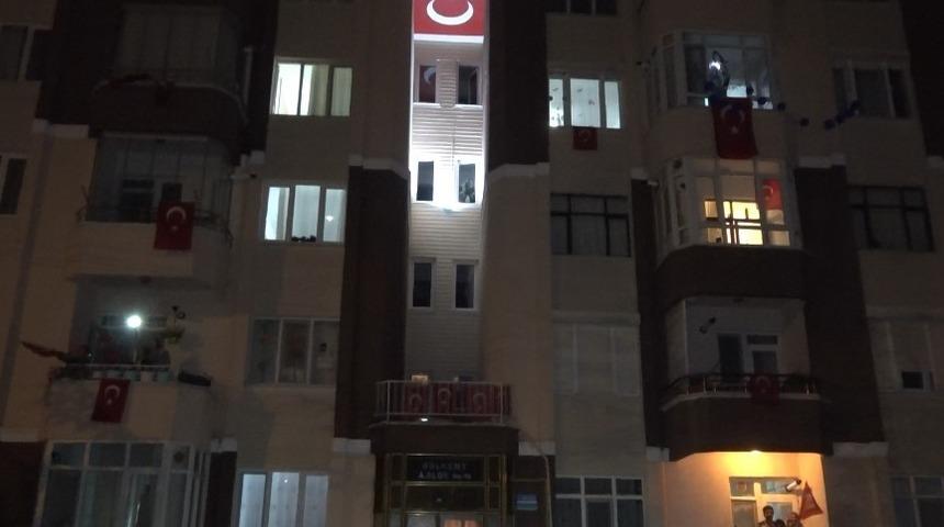 Lise &ouml;ğrencisi balkonuna m&uuml;zik sistemi kurdu mahalleliyi coşturdu