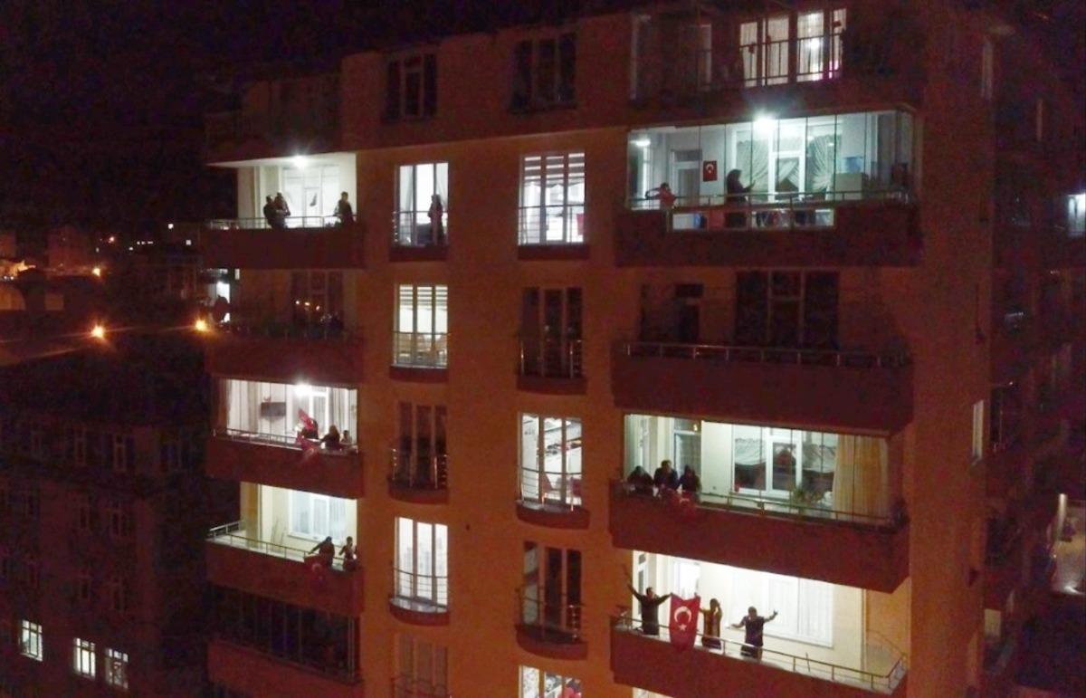 İstiklal Marşı&rsquo;nın balkonlardan okunduğu anlar havadan g&ouml;r&uuml;nt&uuml;lendi