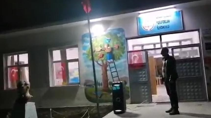 Karantinadaki köyde 23 Nisan'ı tek başına kutladı