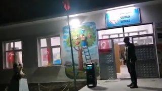 Karantinadaki köyde 23 Nisan'ı tek başına kutladı