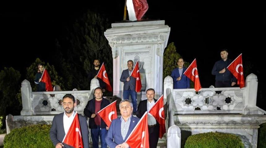 Şehit Sancaktar Mehmet&ccedil;ik Anıtı &ouml;n&uuml;nde İstiklal Marşı okudular