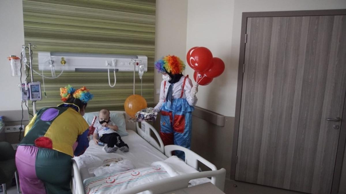Şehir Hastanesi&rsquo;nde tedavi g&ouml;ren &ccedil;ocukların 23 Nisan sevinci