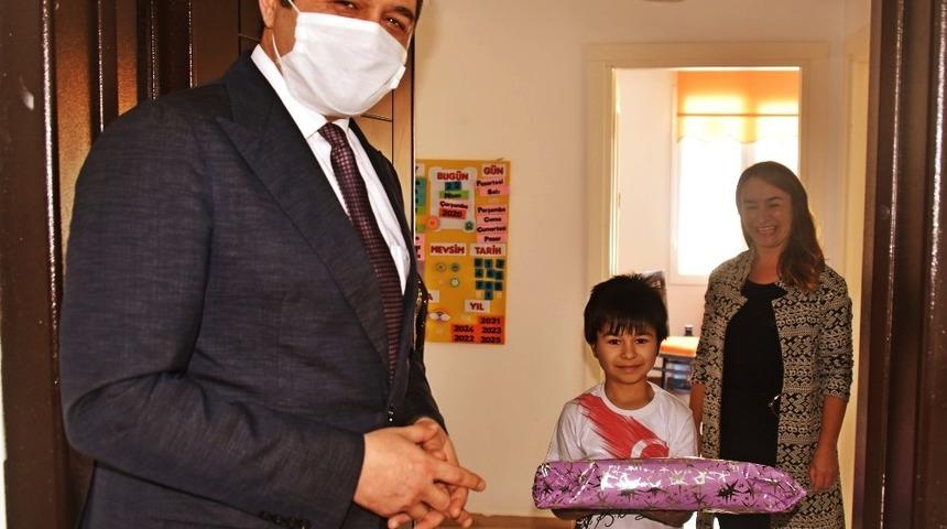 &Ouml;ğrencilerin &ouml;d&uuml;lleri Başkan Acar&rsquo;dan