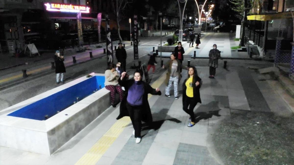 G&ouml;rd&uuml;kleri an yasağı unuttular! Mahalleli sokakta, o balkonda